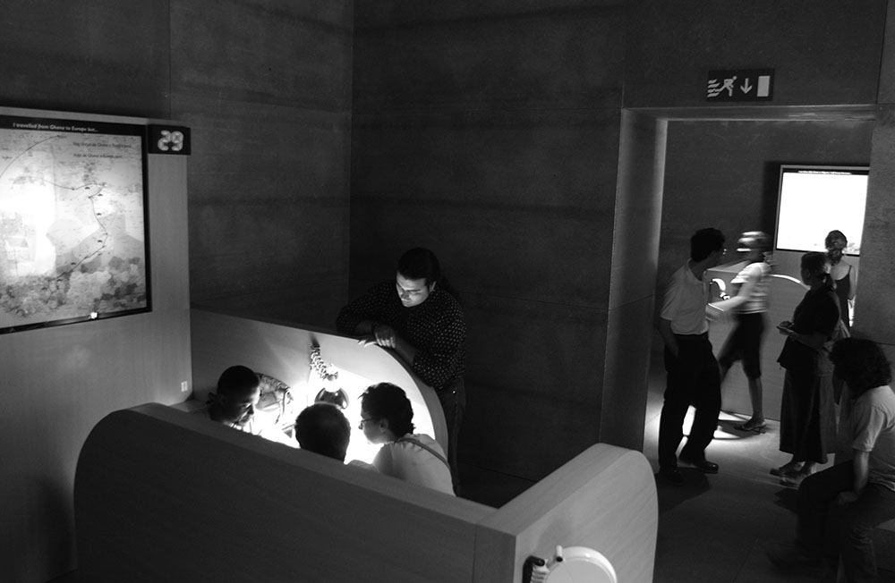 Mòdul d'atenció personalitzada. Projecte de Pep Dardanyá per a l'exposició El Cor de les Tenebres. Sala d'exposicions de La Virreina, Barcelona 2002